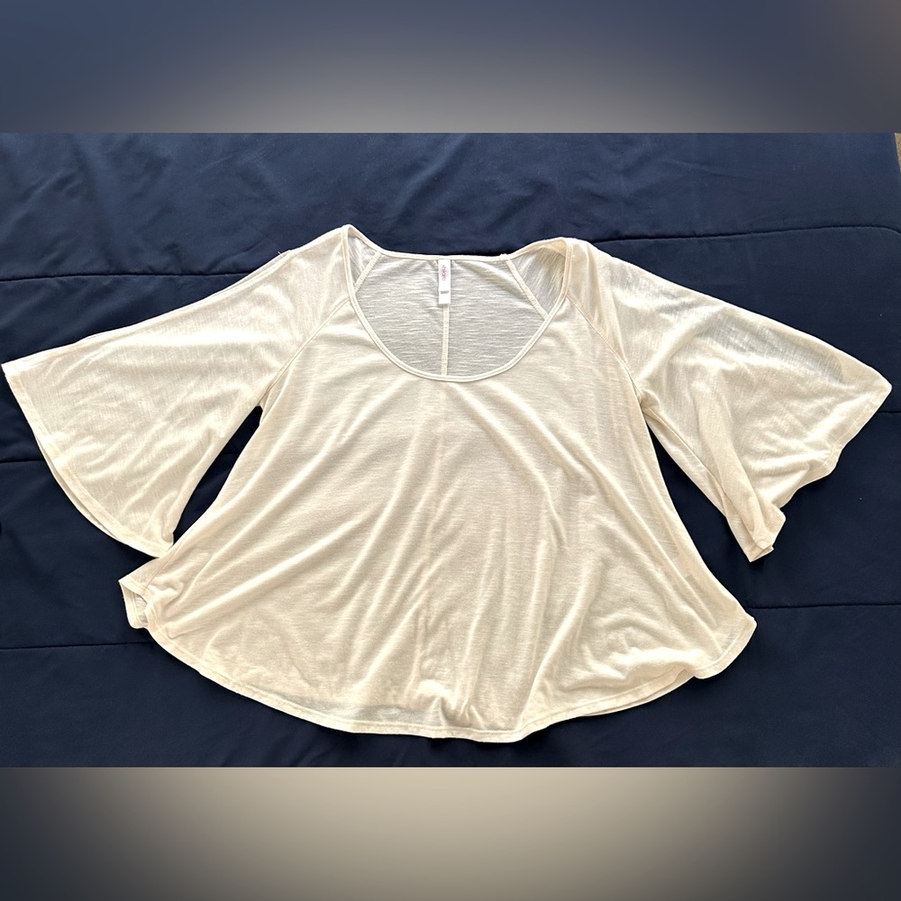 Cream flowy top with open sleeves